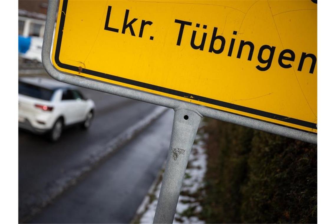 „T wie Tübingen“: Südwest-Ortsnamen bald in aller Munde Ein Auto fährt an einem Ortsschild vorbei, auf dem Landkreis Tübingen steht. Foto: Sebastian Gollnow/dpa/Archivbild