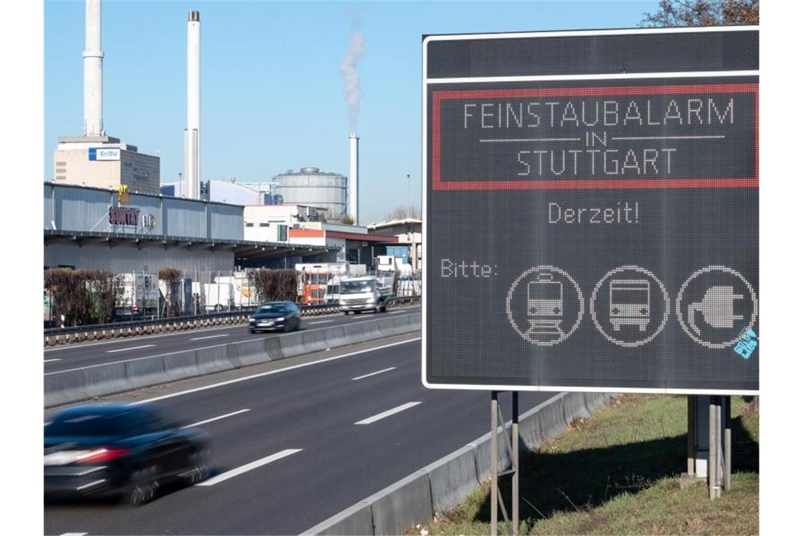 Ein Auto fährt an einem Schild vorbei, das auf den geltenden Feinstaubalarm in Stuttgart hinweist. Foto: Sebastian Gollnow/dpa