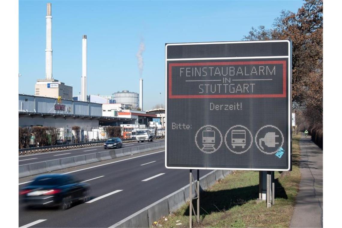 Ein Auto fährt an einem Schild vorbei, das auf den geltenden Feinstaubalarm hinweist. Foto: Sebastian Gollnow/dpa/Archiv