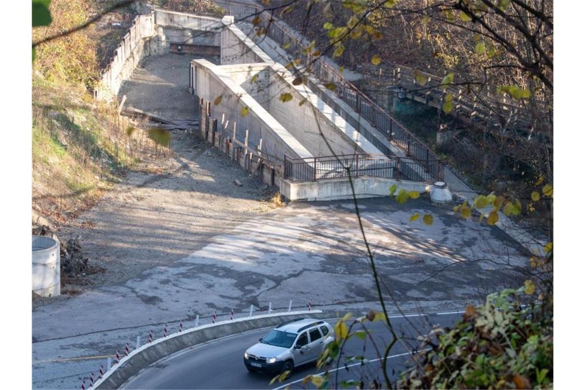 Tunnelbau, Kameras: Steuerzahler beklagen Verschwendung Ein Auto fährt auf der B19, wo die Bundesstraße durch einen Tunnel geführt werden soll. Foto: Stefan Puchner/dpa
