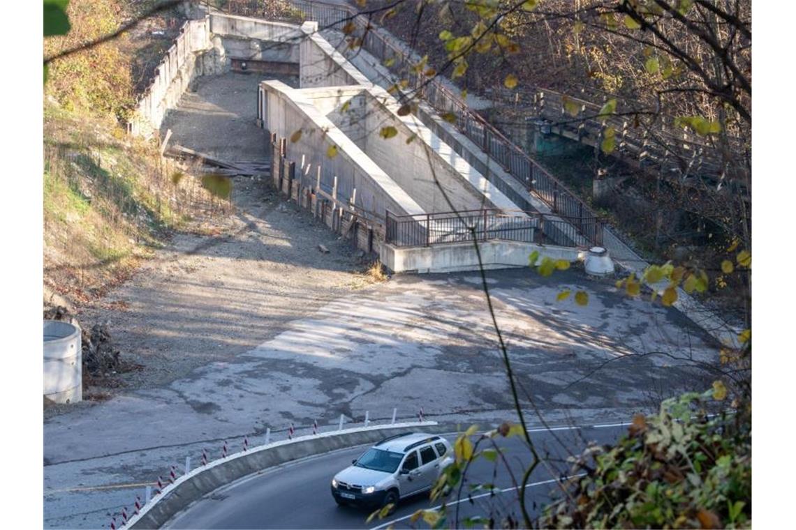 Ein Auto fährt auf der B19, wo die Bundesstraße durch einen Tunnel geführt werden soll. Foto: Stefan Puchner/dpa