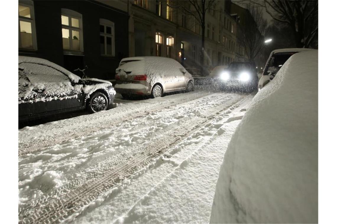 Zitterpartie vorbei: Tauwetter sorgt für Ende der Kältewelle Ein Auto fährt auf einer verschneiten Straße. Starker Schneefall hat Hamburg am Abend überrascht. Foto: Bodo Marks/dpa