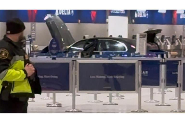 Ein Auto fährt durch ein Terminal und rammt einen Ticketschalter: Wie es zu dem Vorfall kommen konnte, war zunächst unklar.