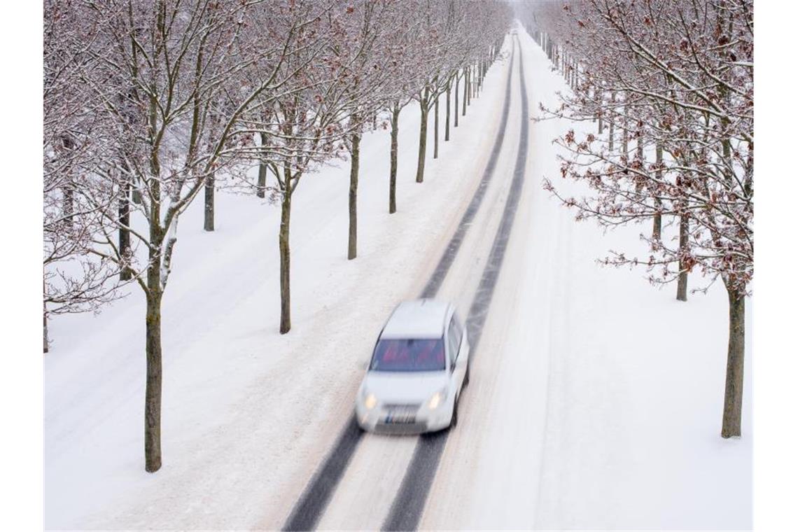Studie: Bedeutung des Autos in der Corona-Pandemie gewachsen Ein Auto fährt durch eine verschneite Allee. Foto: Klaus-Dietmar Gabbert/dpa-Zentralbild/dpa/Symbolbild