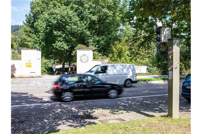 Ein Auto fährt in Freiburg an einem Blitzer vorbei. Foto: Philipp von Ditfurth/dpa