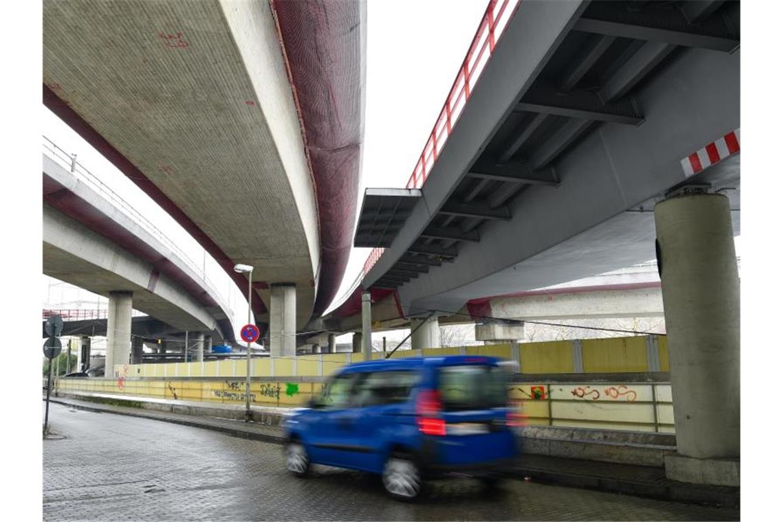 Ein Auto fährt unter der Brückenkonstruktion der Hochstraße Nord. F. Foto: Uwe Anspach/dpa
