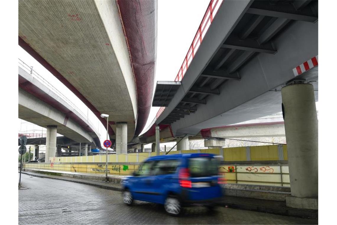 Oberbürgermeisterin: Hochstraße Süd baldmöglichst abreißen Ein Auto fährt unter der Brückenkonstruktion der Hochstraße Nord. F. Foto: Uwe Anspach/dpa