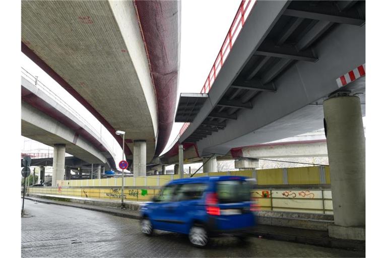 Ein Auto fährt unter der Brückenkonstruktion der Hochstraße Nord. F. Foto: Uwe Anspach/dpa