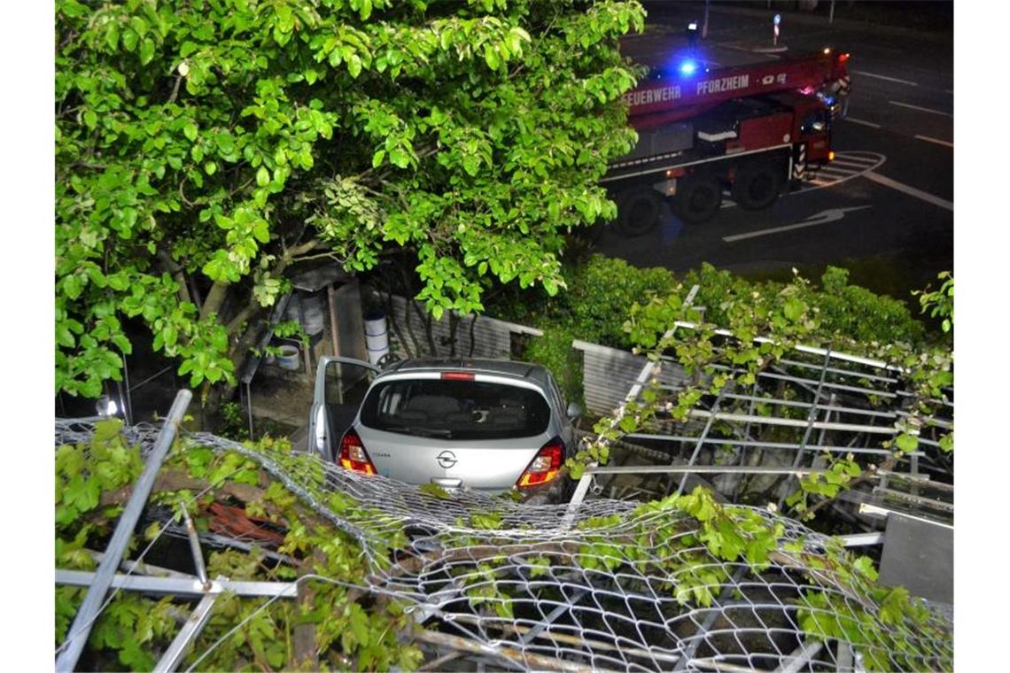 Ein Auto hat einen Gartenzaun durchbrochen und ist eine vier Meter tiefe Böschung heruntergerutscht. Foto: Fabian Geier/EinsatzReport24
