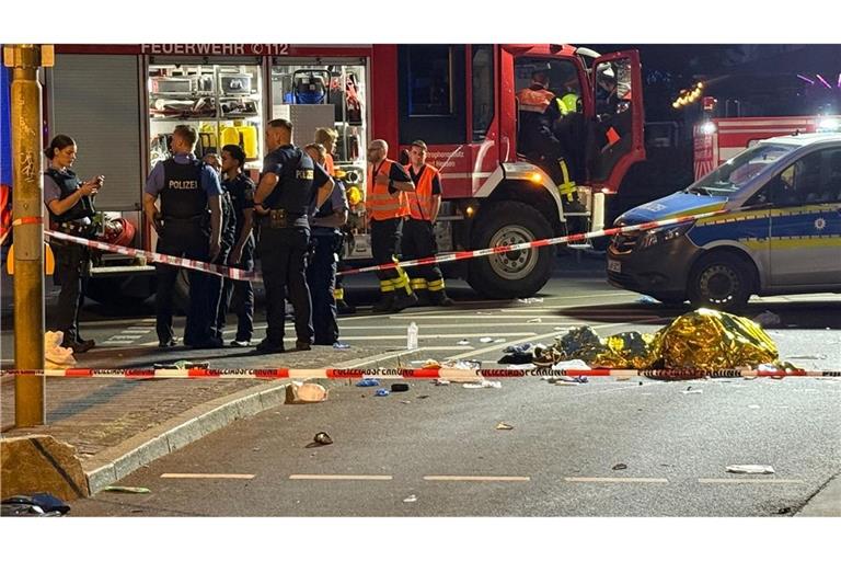 Ein Auto hat nachts in Frankfurt zwei E-Scooter erfasst. Es gibt zwei Todesopfer.