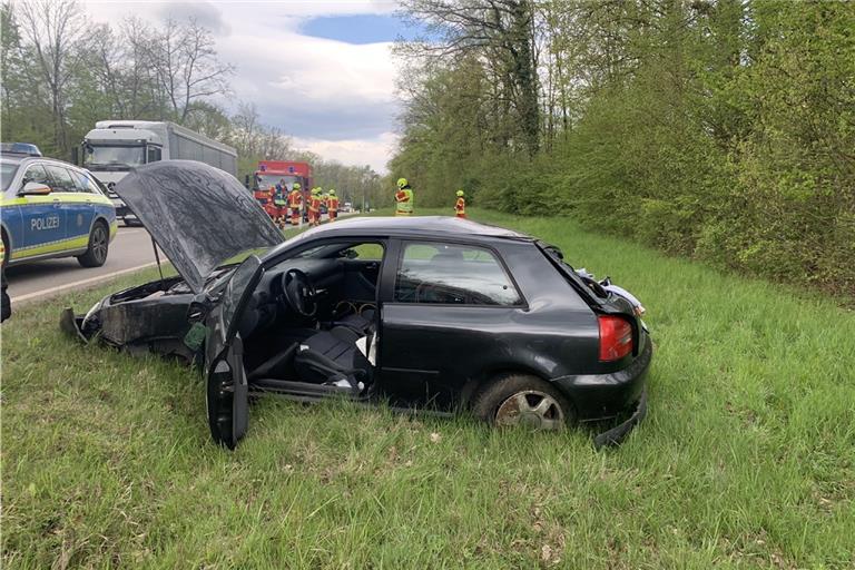 Ein Auto hat sich alleinbeteiligt überschlagen. Die Ursache ist noch unklar. Foto: SDMG/Hemmann