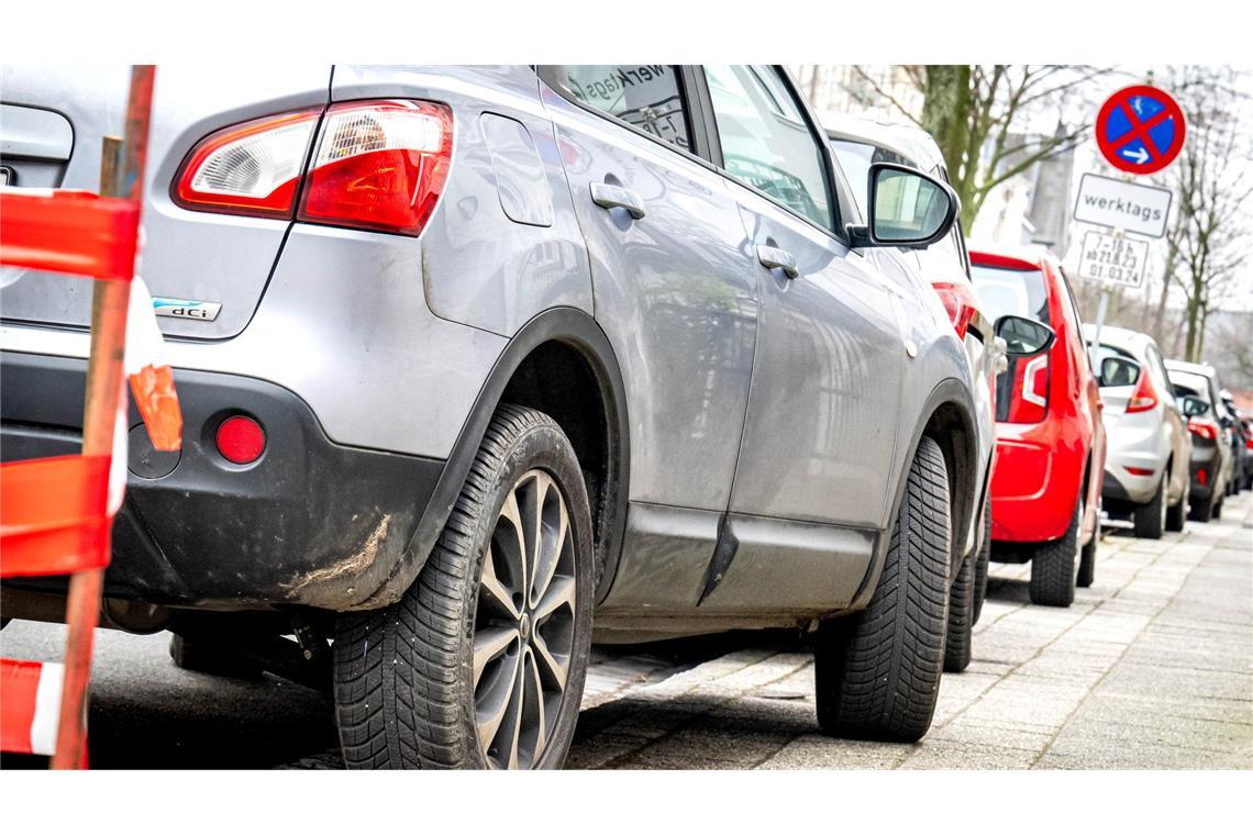 Aktion "Freie Gehwege" soll Kommunen zum Handeln bewegen Ein Auto in der Bremer Innenstadt wurde aufgesetzt auf dem Gehweg abgestellt. Eine Aktion soll auf die Probleme dadurch aufmerksam machen. (Symbolbild)