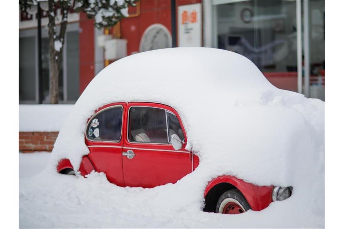 Starker Schneefall in der Türkei - Tote und Verletzte Ein Auto in Gaziantep am Straßenrand - bedeckt von einer dicken Schneeschicht. Foto: Muhammed Ibrahim Ali/IMAGESLIVE via ZUMA Press Wire/dpa