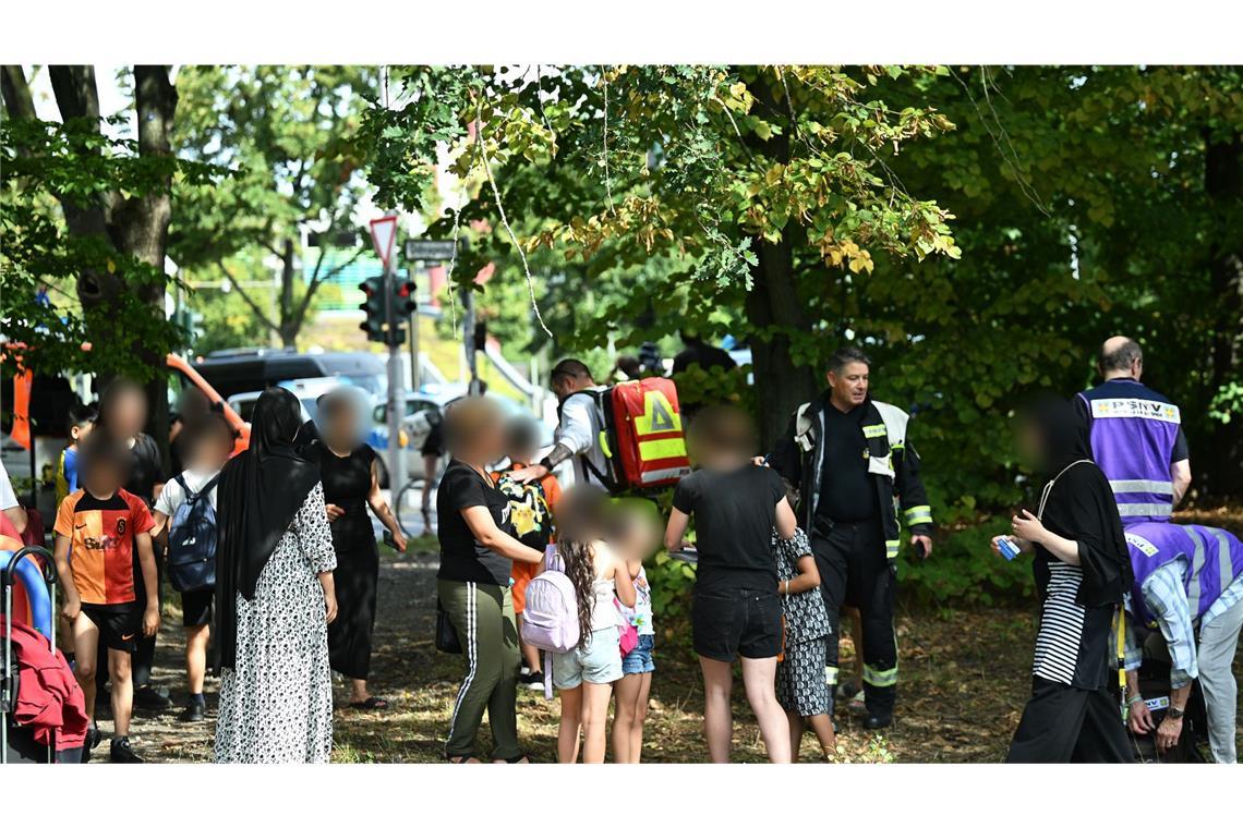 Verdacht auf „berauschende Substanzen“ – Fahrer festgenommen Ein Auto ist in Berlin-Wedding in eine Menschengruppe gefahren. Nach ersten Erkenntnissen der Polizei kam der Wagen von der Straße ab, fuhr auf den Gehweg und erfasste mehrere Menschen.