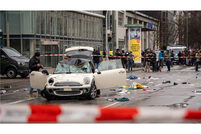 Ein Auto ist in der Innenstadt von München in eine Menschenmenge bei einer Verdi-Demonstration gerast (Archivbild).