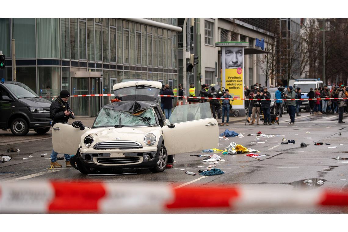 Ein Auto ist in der Innenstadt von München in eine Menschenmenge bei einer Verdi-Demonstration gerast (Archivbild).