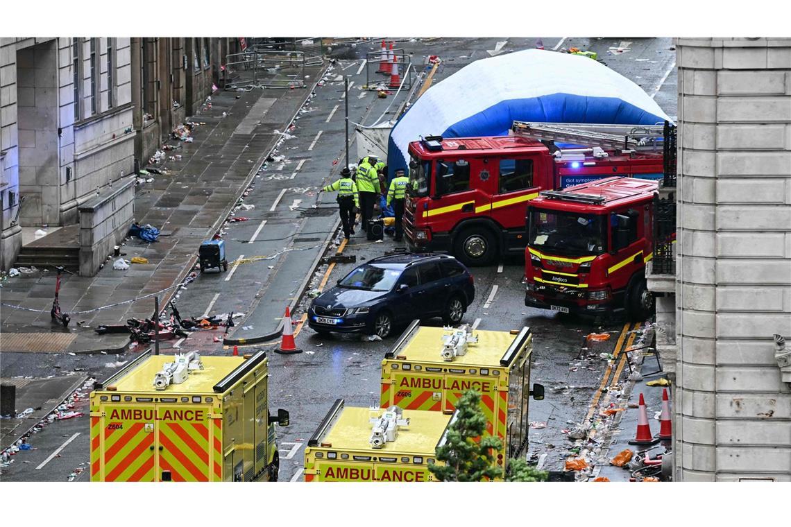 Auto fährt in Menschenmenge – 53-Jähriger festgenommen Ein Auto ist in Liverpool in eine Menschenmenge gefahren.