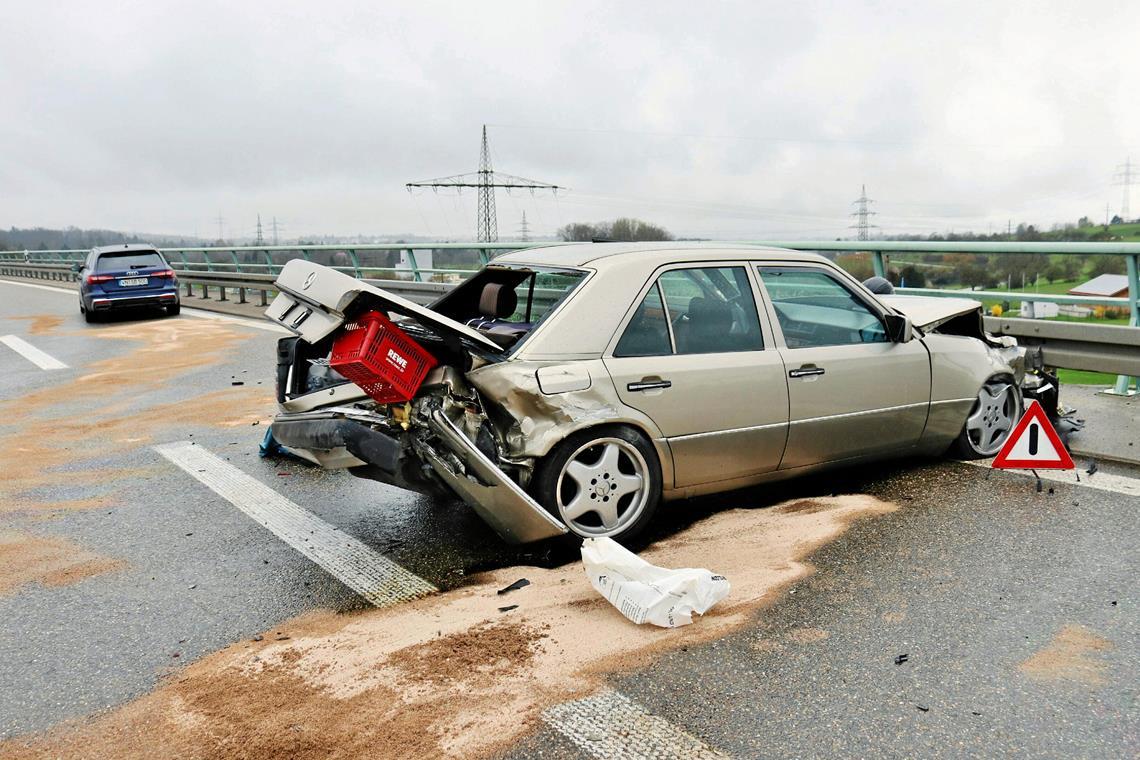 Vollsperrung auf der B14 nach Unfall Ein Auto ist voll zerstört, doch verletzt wurde niemand.