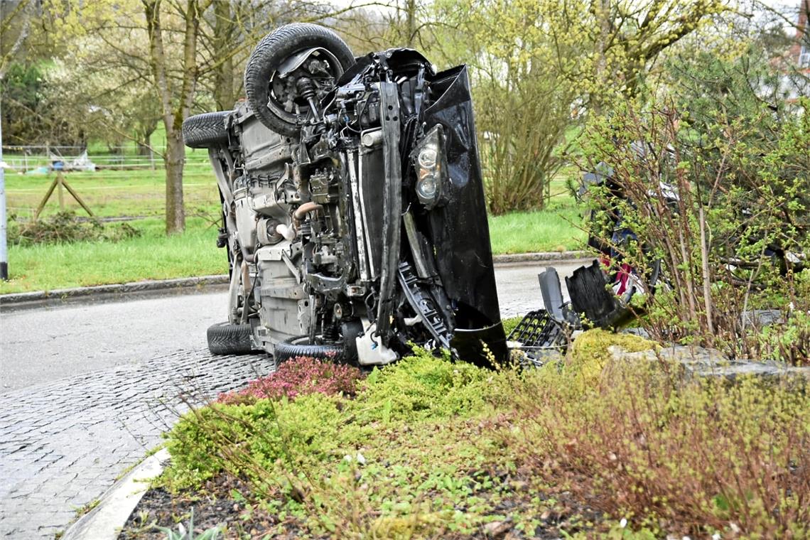 Ein Auto liegt nach einem Unfall an einem Kreisverkehr in Steinbach auf der Seite. Foto: Tobias Sellmaier