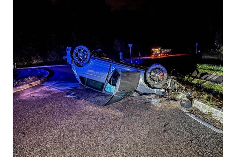 Ein Auto liegt nachdem es sich überschlagen hat auf der Bundesstrasse 464. Foto: SDMG / Dettenmeyer/SDMG/dpa/Archivbild