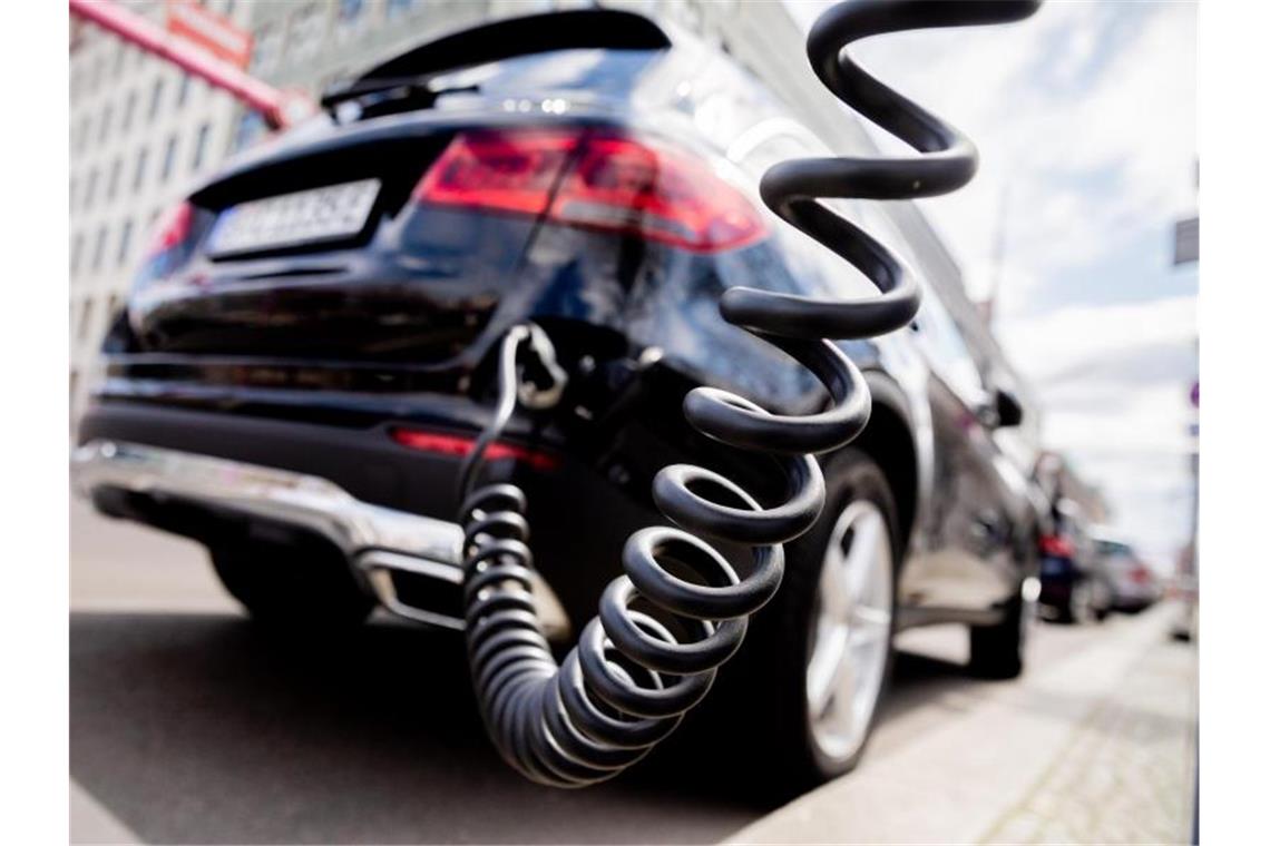 Neuzulassungen: Hybrid-Elektroantrieb erstmals vor Diesel Ein Auto mit Plug-in-Hybrid-Antrieb lädt in Berlin an einer Ladesäule. Foto: Christoph Soeder/dpa