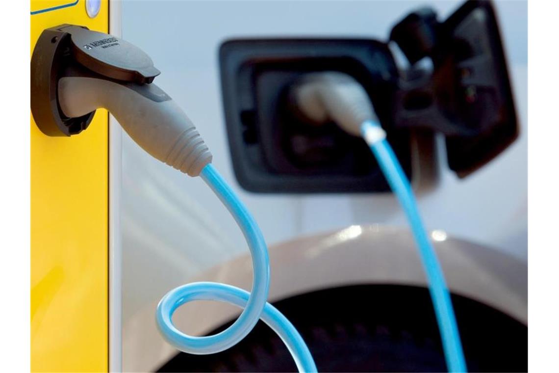 Kritik an Kaufprämie für Plug-in-Hybride Ein Auto mit Plug-in-Hybridtechnik steht an einer E-Ladesäule. Foto: Patrick Pleul/dpa-Zentralbild/dpa