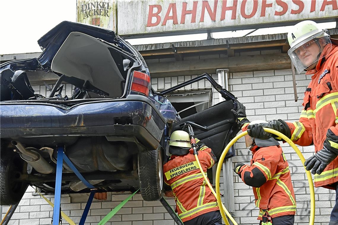 Notfallübung am Sulzbacher Bahnhof Ein Auto steckt filmreif im Fenster des Bahnhofkiosks. Spiegelberger Feuerwehrleute nehmen sich des Fahrers und Fahrzeugs an.