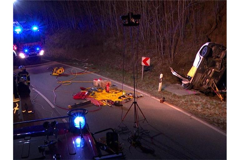 Ein Auto steckt hochkant an der Unfallstelle in Tholey, Saarland. Foto: Thorsten Kremers/dpa