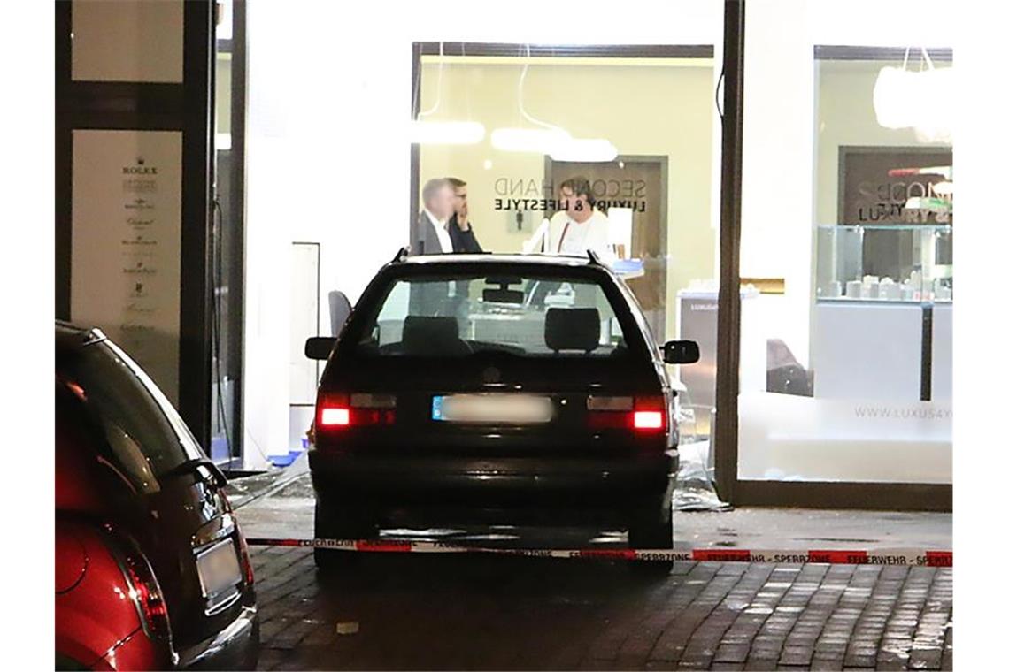 „Blitzeinbruch“ bei Juwelier nahe Ku'damm Ein Auto steht in der Scheibe eines Juwelier-Geschäftes. Foto: Frm
