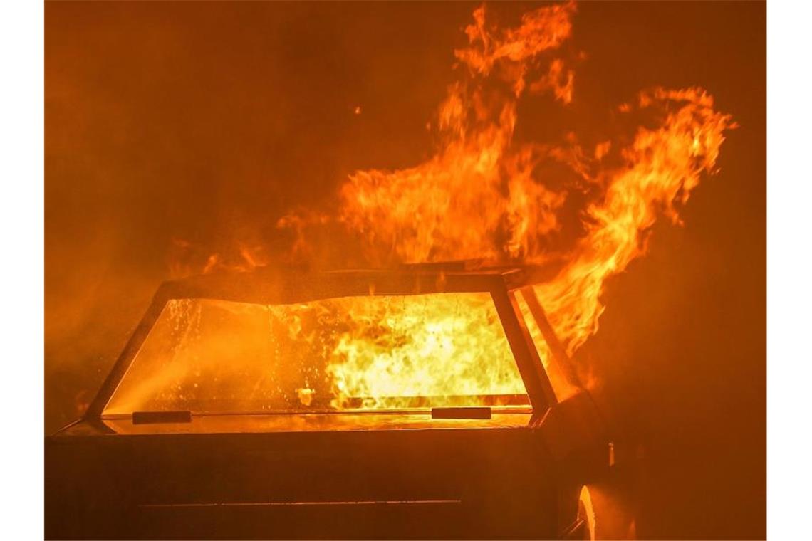 Unbekannte stecken sechs Autos in Remchingen in Brand