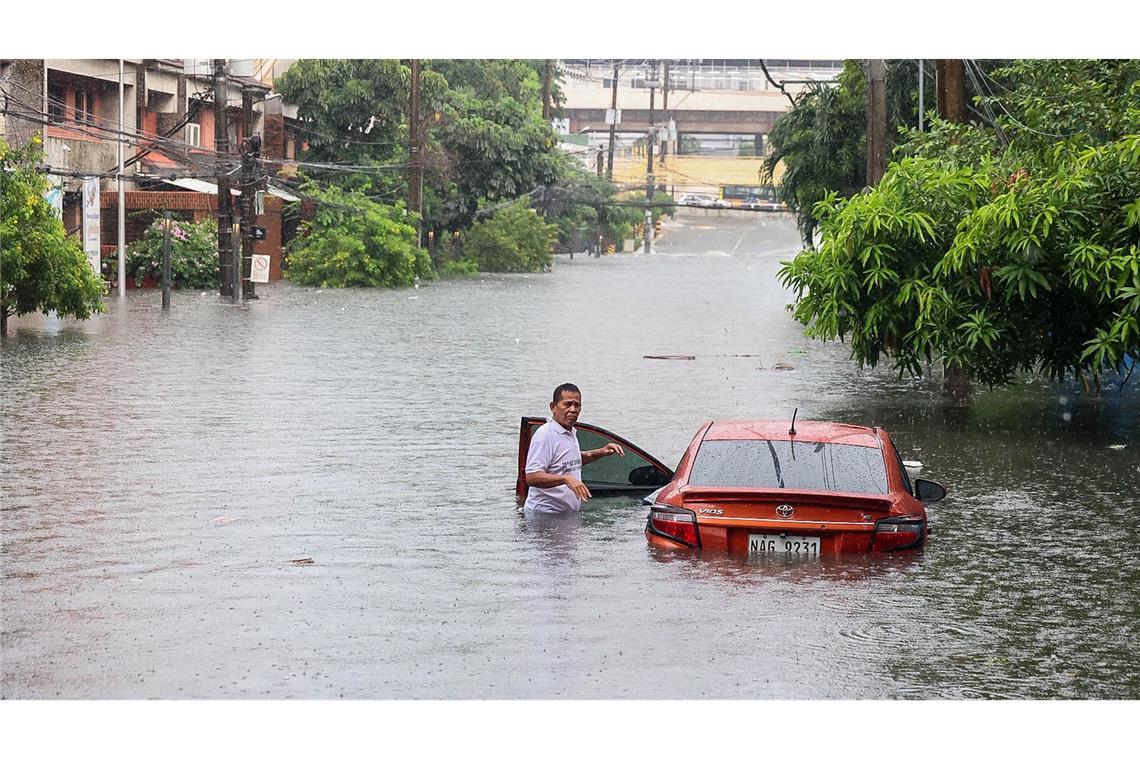 Bilder des Tages Ein Auto steht während eines starken Regens mit Überschwemmungen in Quezon City im tiefen Wasser.