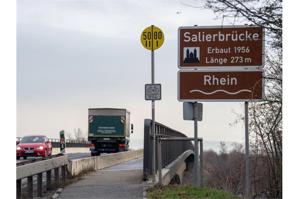 Ein Auto und ein Lkw auf der Salierbrücke zwischen Rheinland-Pfalz und Baden-Württemberg. Foto: Silas Stein/dpa/Archivbild
