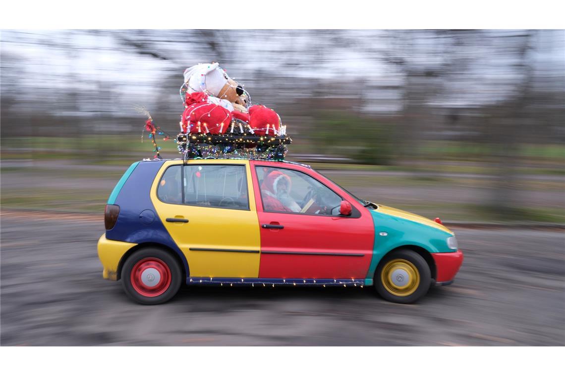 Ein Auto vom Typ Volkswagen Polo in der Edition Harlekin aus dem Jahr 1996 fährt weihnachtlich dekoriert durch Leipzig.