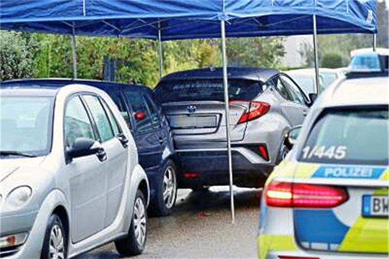 Ein Auto war auf andere Fahrzeuge gerollt. Die Bluttat hat sich vermutlich in dem Fahrzeug ereignet. Foto: 7aktuell.de/Kevin Lermer