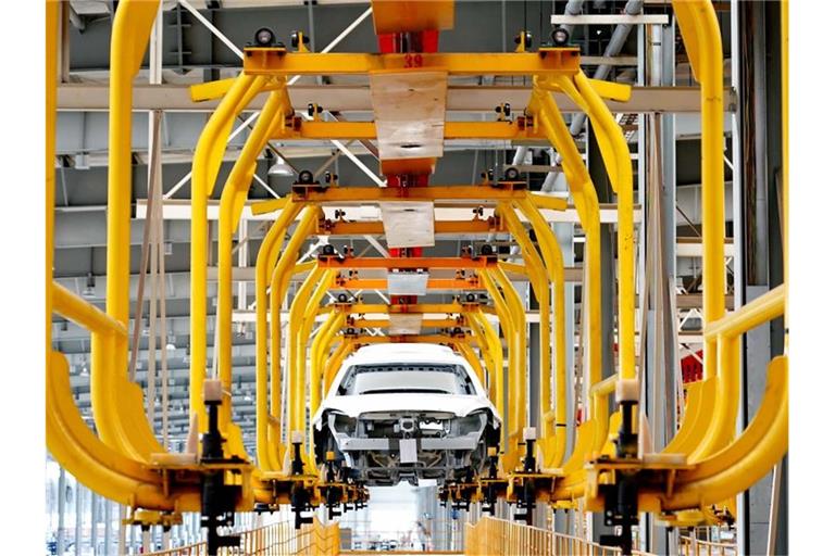 Ein Auto wird in einer Fertigungshalle gebaut: Wenn einzelne wichtige Bauteile fehlen, kann das die Fertigung von Autos unter Umständen ganz blockieren. Foto: Yang Shiyao/Xinhua/dpa/Symbolbild