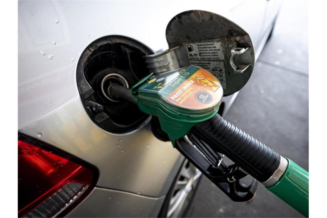 Benzinpreis steigt weiter Ein Auto wird mit Super E10 Benzin getankt. Foto: Fabian Sommer/dpa