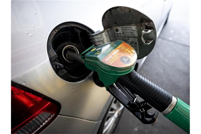 Ein Auto wird mit Super E10 Benzin getankt. Foto: Fabian Sommer/dpa