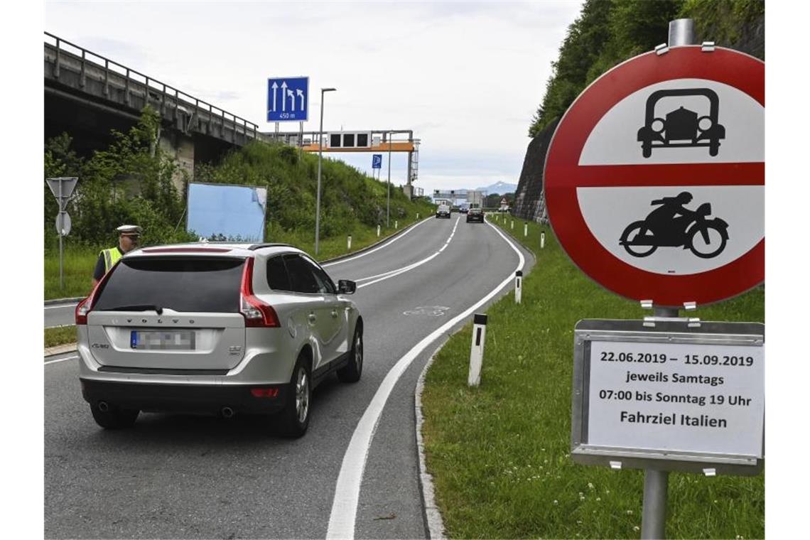 Bund will gegen Österreichs Fahrverbote klagen Ein Auto wird von einem Beamten bei einer Autobahnauffahrt nahe Innsbruck angehalten. Das Bundesverkehrsministerium bereitet eine Klage gegen Österreich vor. Foto: Zeitungsfoto.At/Daniel Liebl/APA
