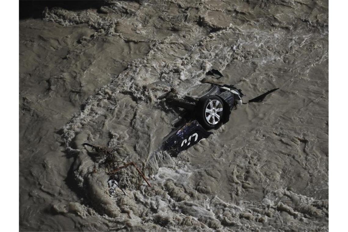 Ein Auto wurde vom Hochwasser des Fluss Roya in Frankreich mitgerissen. Foto: Daniel Cole/AP/dpa
