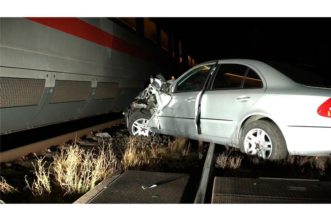 Ein Auto wurde von einem ICE an einem Bahnübergang erfasst. Der Fahrer soll versucht haben, eine Halbschranke zu umfahren.