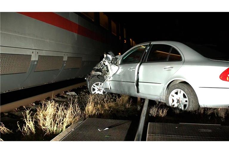 Ein Auto wurde von einem ICE an einem Bahnübergang erfasst. Der Fahrer soll versucht haben, eine Halbschranke zu umfahren.