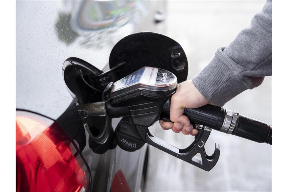 Ein Autofahrer an einer Tankstelle an einem Diesel-Zapfhahn - Kraftstoffe wurden gegenüber dem Vorjahresmonat 20,7 Prozent billiger. Foto: Felix König/dpa