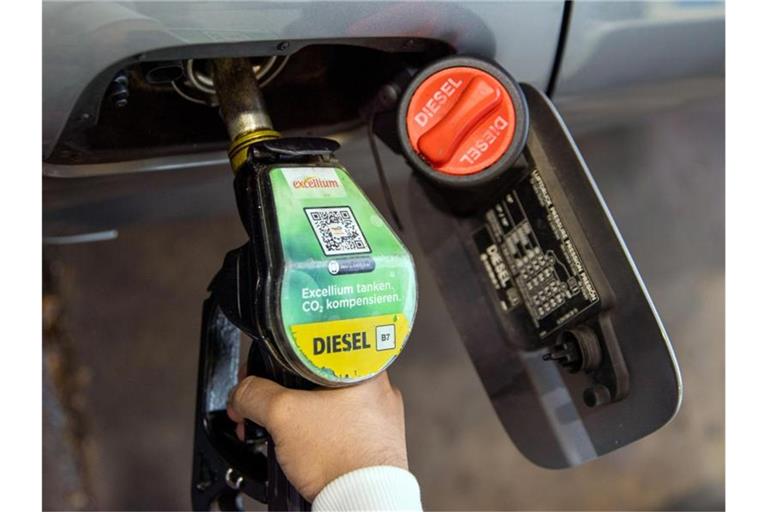Ein Autofahrer betankt ein Auto mit dem Kraftstoff Diesel an einer Tankstelle des Mineralölkonzerns Total in der Chausseestrasse in Berlin. Foto: Carsten Koall/dpa