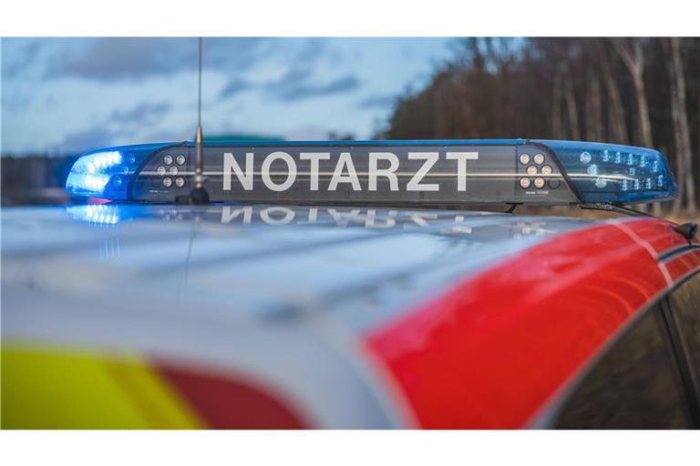 Ein Autofahrer hat einen 12-jährigen Radfahrer angefahren und lebensgefährlich verletzt liegenlassen (Symbolfoto).