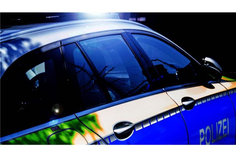 Ein Autofahrer hat im Bodenseekreis eine Polizeiabsperrung ignoriert und ist direkt in eine laufende Unfallstelle gefahren (Symbolfoto).