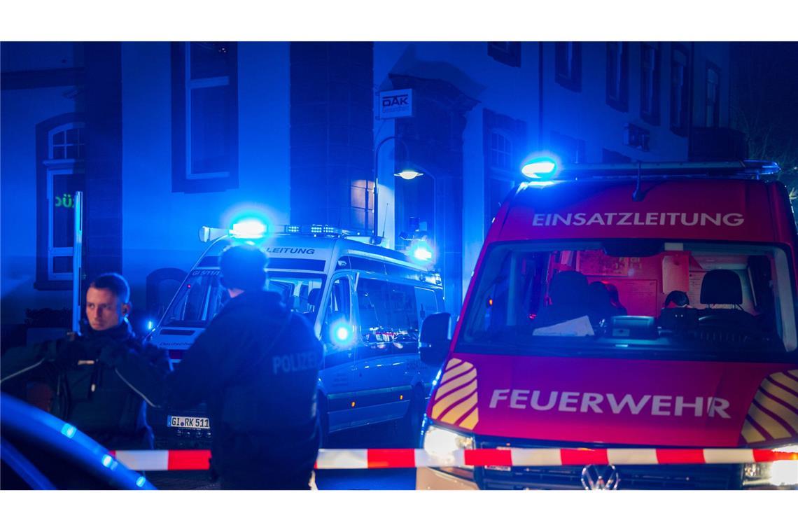 Ein Autofahrer ist in Gießen in den Gegenverkehr gefahren – der Fahrer wurde festgenommen.