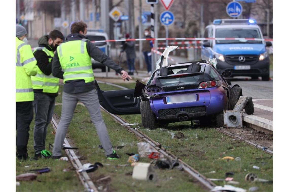 Ein Autofahrer ist in Leipzig in eine Menschengruppe gefahren und hat zwei Menschen getötet. Zwei weitere Personen seien sehr schwer verletzt worden, wie die Polizei mitteilte. Foto: Jan Woitas/dpa-Zentralbild/dpa