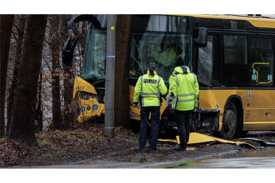 Ein Autofahrer kam mit lebensbedrohlichen Verletzungen ins Krankenhaus.
