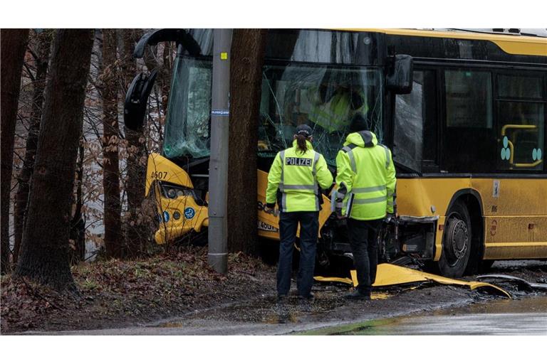 Ein Autofahrer kam mit lebensbedrohlichen Verletzungen ins Krankenhaus.