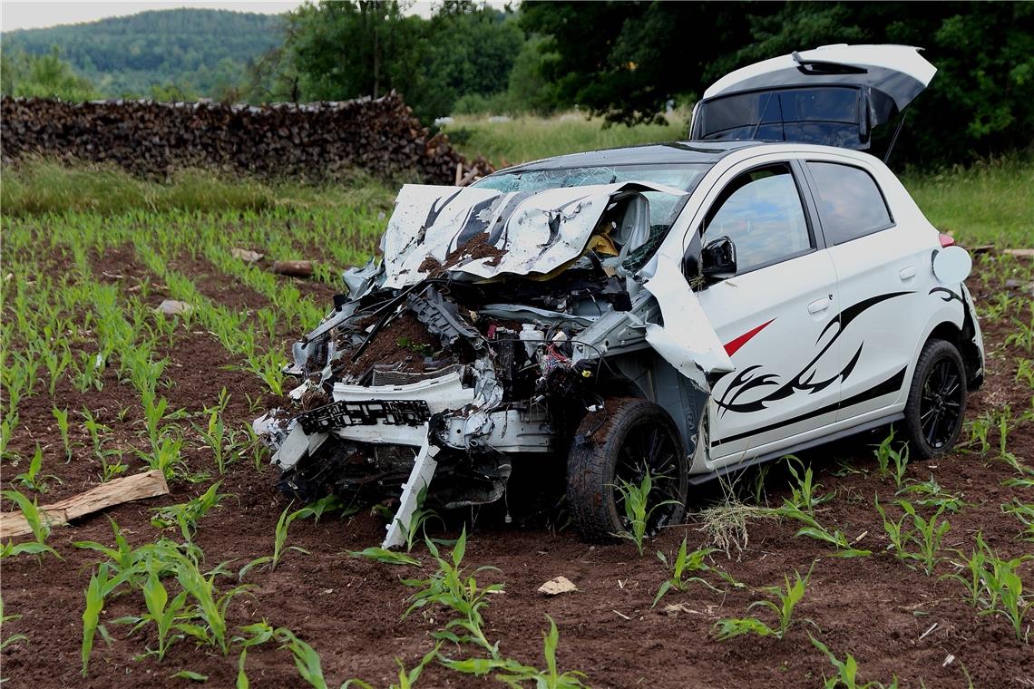 Ein Autofahrer landete am Sonntagabend in einem Feld. Die Unfallursache ist unklar. Foto: 7aktuell/M. Okatan